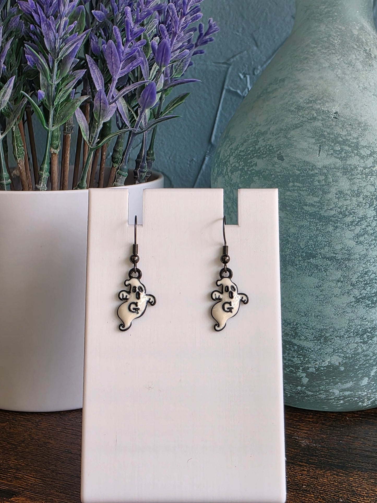 Small pair of earrings of ghost with black details