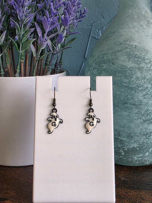 Small pair of earrings of ghost with black details