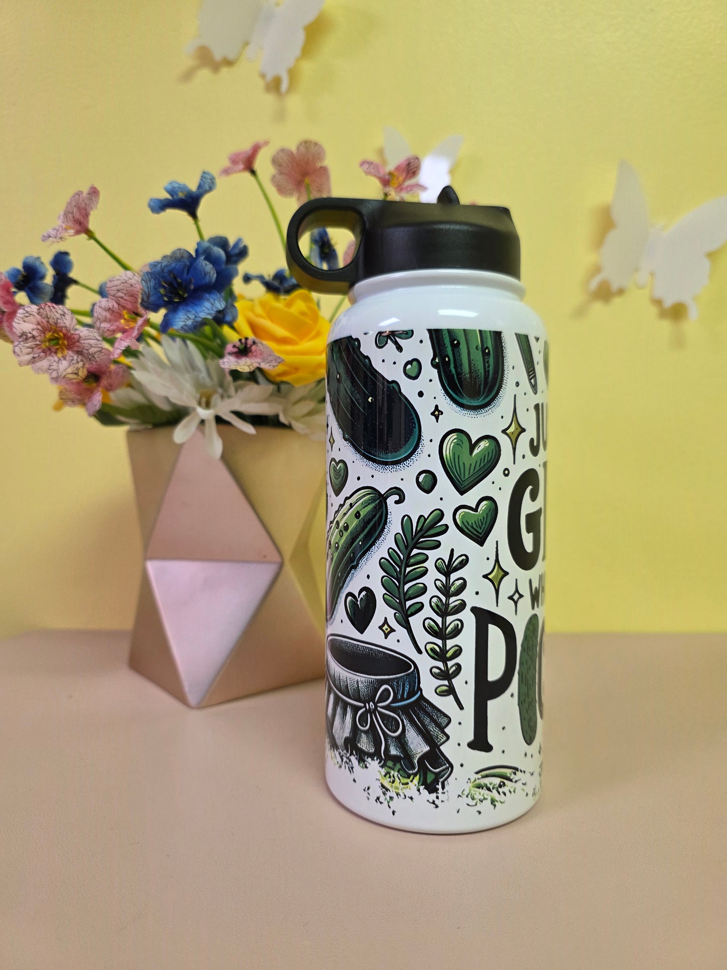 Tumbler with floral design on a yellow and beige background