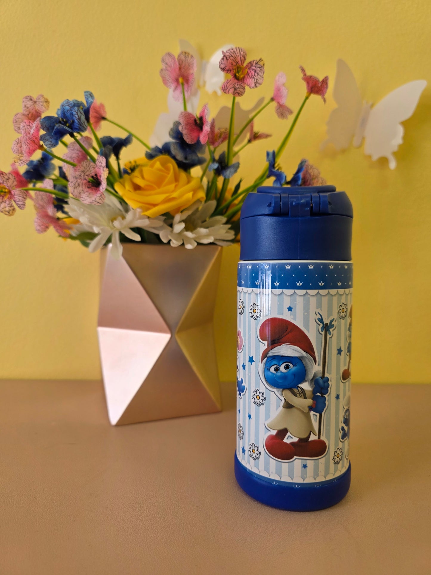Children's thermos with cartoon design on a yellow background